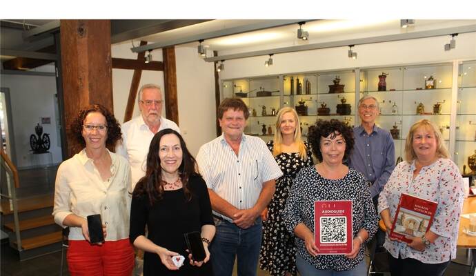 Über die Spende der Scheuermannstiftung für den neuen Audioguide im Wiernsheimer Kaffeemühlenmuseum freuen sich die Museumsleiterin Theresa Ostwald (von links), Klaus-Peter Böhringer (Scheuermannstiftung), Giovanna Messina, stellvertretende Museumsleiterin, Karlheinz Oehler (Scheuermannstiftung), Ordnungs- und Bürgeramtsleiterin Saskia Tsirogiannis, Christine Bauer (AK Tourismus), Bürgermeisterstellvertreter Wolfgang Hanisch und Nicole Bossert. Über die Spende der Scheuermannstiftung für den neuen Audioguide im Wiernsheimer Kaffeemühlenmuseum freuen sich die Museumsleiterin Theresa Ostwald (von links), Klaus-Peter Böhringer (Scheuermannstiftung), Giovanna Messina, stellvertretende Museumsleiterin, Karlheinz Oehler (Scheuermannstiftung), Ordnungs- und Bürgeramtsleiterin Saskia Tsirogiannis, Christine Bauer (AK Tourismus), Bürgermeisterstellvertreter Wolfgang Hanisch und Nicole Bossert.