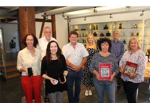 Über die Spende der Scheuermannstiftung für den neuen Audioguide im Wiernsheimer Kaffeemühlenmuseum freuen sich die Museumsleiterin Theresa Ostwald (von links), Klaus-Peter Böhringer (Scheuermannstiftung), Giovanna Messina, stellvertretende Museumsleiterin, Karlheinz  Oehler (Scheuermannstiftung), Ordnungs- und Bürgeramtsleiterin Saskia Tsirogiannis, Christine Bauer (AK Tourismus), Bürgermeisterstellvertreter Wolfgang Hanisch und Nicole Bossert.