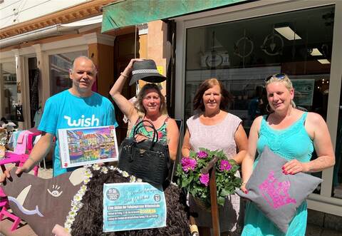 Ein Quartett aktiv für den guten Zweck: Stefen Motsch (Sell4you, von links), Sabine Nemetz (Taschenparadies), Gundula Neher (Blumen Schober) und Martina Schwarz (Schnick-Schnack) beim verkaufsoffenen Sonntag in Bad Wildbad.