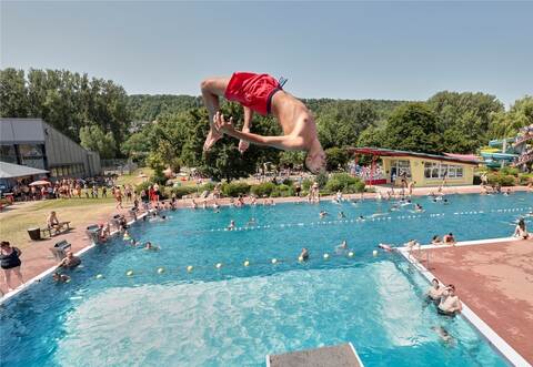 Yusuf Kara Moustafa stürzt sich akrobatisch ins kühle Nass.