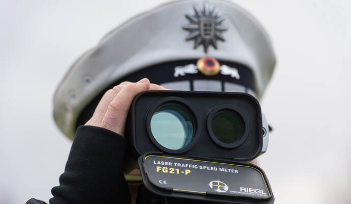 Laserkontrolle gegen Autobahnrennen