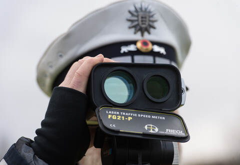 Laserkontrolle gegen Autobahnrennen