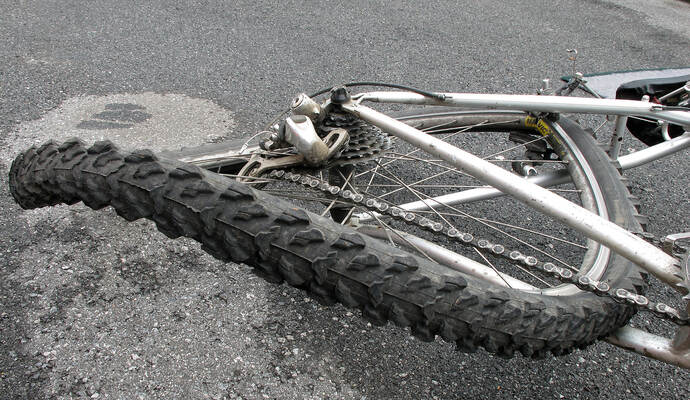 Ein Radfahrer hat sich bei einem Unfall am Dienstag schwer verletzt.