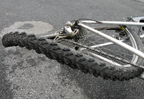 Ein Radfahrer hat sich bei einem Unfall am Dienstag schwer verletzt.