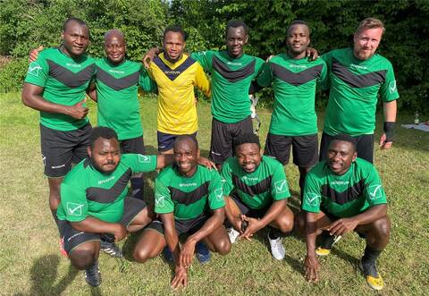 Strahlende Sieger: Das Team „Afrika“ geht als Turniersieger vom Platz.