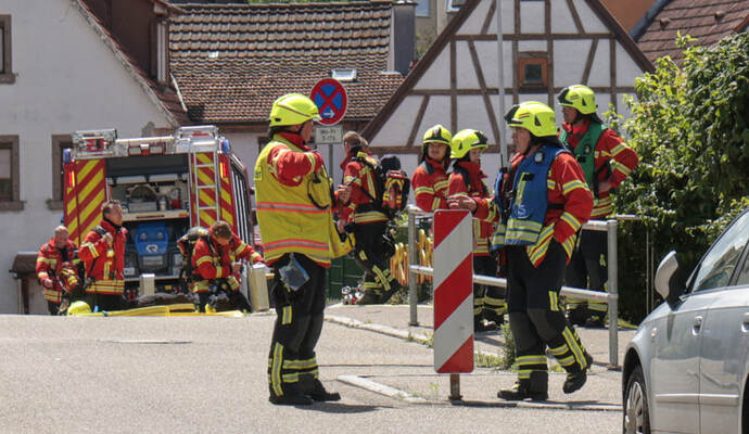 Die Rettungskräfte sind mit einem Großaufgebot vor Ort an der Friedensstraße. Die Rettungskräfte sind mit einem Großaufgebot vor Ort an der Friedensstraße.