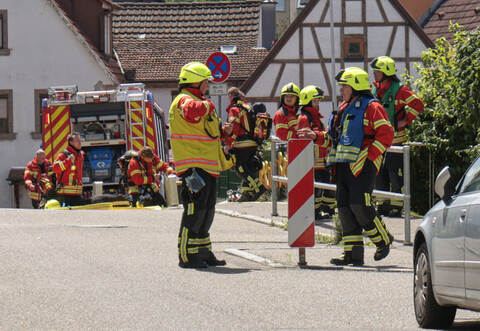 Die Rettungskräfte sind mit einem Großaufgebot vor Ort an der Friedensstraße.