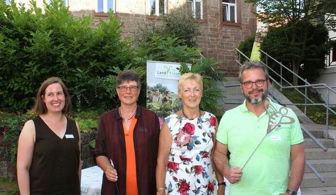 Über das 75-jährige Bestehen des Landfrauenverbands Württemberg-Baden und dem damit verbundenen ersten Rosenfest in Maulbronn freuen sich Landratsstellvertreterin Hilde Neidhardt (von links), die Vorsitzende des Landfrauenverbands Enzkreis, Christine Böhmerle, die Präsidentin des Landfrauenverbands Württemberg-Baden, Marie-Luise Linckh, sowie Bürgermeister Andreas Felchle. Über das 75-jährige Bestehen des Landfrauenverbands Württemberg-Baden und dem damit verbundenen ersten Rosenfest in Maulbronn freuen sich Landratsstellvertreterin Hilde Neidhardt (von links), die Vorsitzende des Landfrauenverbands Enzkreis, Christine Böhmerle, die Präsidentin des Landfrauenverbands Württemberg-Baden, Marie-Luise Linckh, sowie Bürgermeister Andreas Felchle.