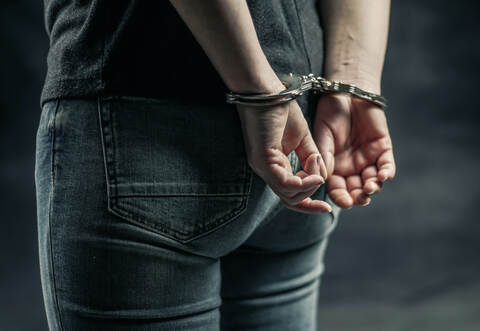 Eine 20-Jährige soll in der Nacht zu Sonntag in Mühlacker auf ihre Mutter eingestochen haben. Jetzt sitzt sie in U-Haft.