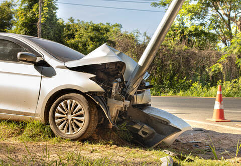 Für den Betrunkenen war an einer Straßenlaterne Endstation.