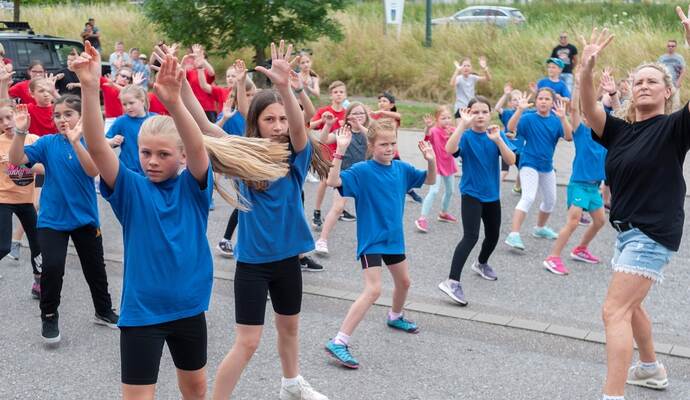 Tanzlehrerin Tanja Friedrich (schwarzes T-Shirt) dirigierte bei der Choreographie den Beitrag in Mühlacker.