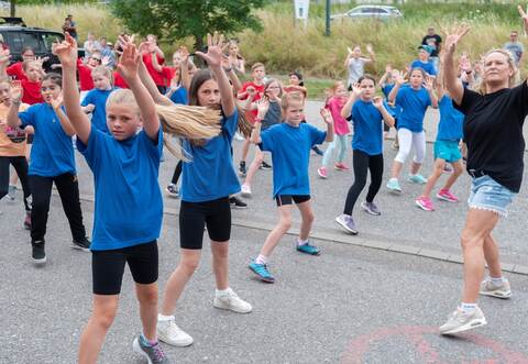 Tanzlehrerin Tanja Friedrich (schwarzes T-Shirt) dirigierte bei der Choreographie den Beitrag in Mühlacker.