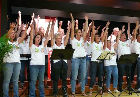 Krönender Höhepunkt des Jubiläumsabends 25 Jahre „Just for Fun“ war ein Chorprojekt, bei dem rund 45 Sängerinnen und Sänger mit Power auf der Bühne das Publikum zum Jubeln brachte.