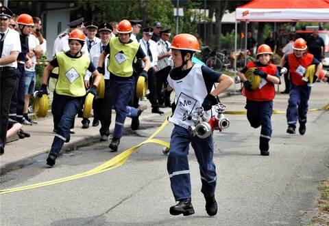 Wettlauf gegen die Zeit: Die Gruppe Niefern-Öschelbronn 1 zeigt, wie ein Löschangriff richtig funktioniert.