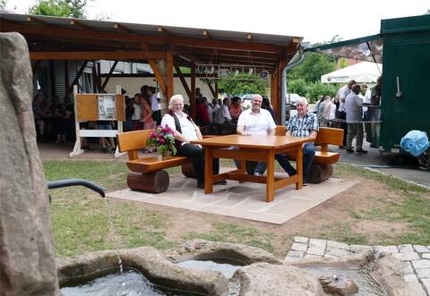Nehmen auf der neuen Sitzgelegenheit vor dem Brunnen Platz: Bieselsbergs Ortsvorsteher Michael Nothacker (von links), Schömbergs Bürgermeister Matthias Leyn und Hans Klingenmayer vom Gesangverein "Freundschaft".