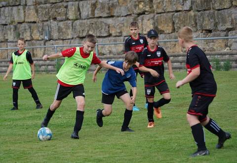 Geben immer alles: Die Teilnehmer des Fußballcamps trainieren in Kieselbronn auf einem hohen Niveau. Es gibt aber auch Gelegenheit zum freien Spiel.