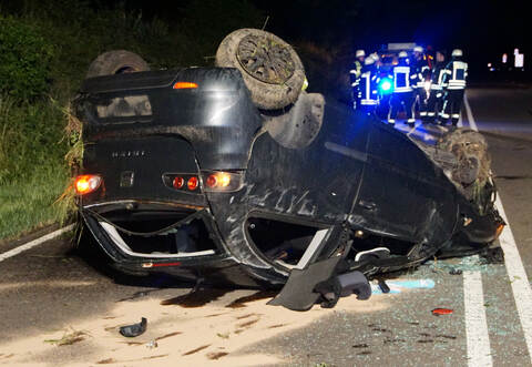 Nachdem ein Autofahrer am Montagabend die Kontrolle über sein Fahrzeug verloren hatte, überschlug es sich mehrmals und kam schließlich auf dem Dach zum Liegen.