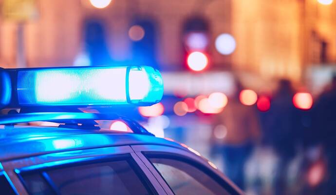 Nachdem ein bislang unbekannter Autofahrer einen Unfall mit einem Gesamtschaden von rund 30.000 Euro verursachte, sucht die Polizei nun Zeugen. Police car on the street