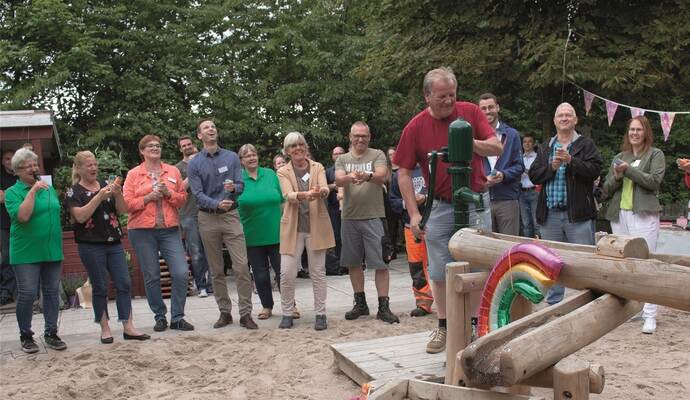 Wasserschlacht zur Einweihung der Neuenbürger Wasser-Sand-Spielanlage