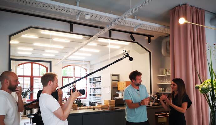 Paul Ripke (Mitte) dreht ein Video mit Schmuckdesignerin Jasmina Jovy (rechts).