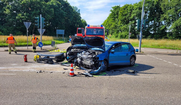 Beide Fahrzeuginsassen sind nach dem Unfall schwer verletzt.