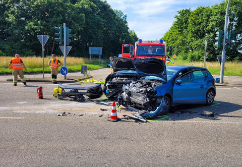 Beide Fahrzeuginsassen sind nach dem Unfall schwer verletzt.