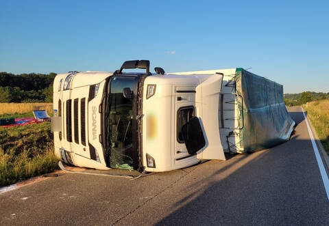 Der Lkw liegt quer über die Fahrbahn – die Kreisstraße muss komplett gesperrt werden.
