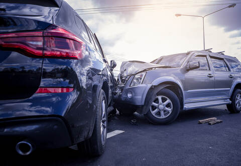 Der 30-jährige Mercedesfahrer fuhr auf der Gegenfahrbahn und stieß frontal mit einer entgegenkommenden Fordfahrerin zusammen.