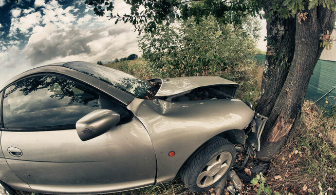 Erst der dritte Baum stoppte die Fahrt der 37-Jährigen.