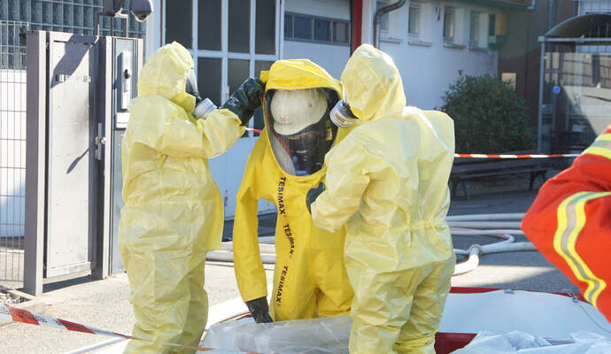 Ausgestattet mit sogenannten Chemikalienschutzanzügen begaben sich die Einsatzkräfte der Feuerwehr in das Gebäude. Ausgestattet mit sogenannten Chemikalienschutzanzügen begaben sich die Einsatzkräfte der Feuerwehr in das Gebäude.