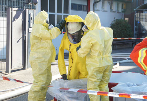 Ausgestattet mit sogenannten Chemikalienschutzanzügen begaben sich die Einsatzkräfte der Feuerwehr in das Gebäude.