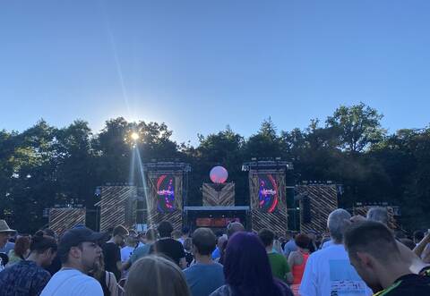 Das aufwendige Bühnenbild lässt eine besondere Atmosphäre entstehen.