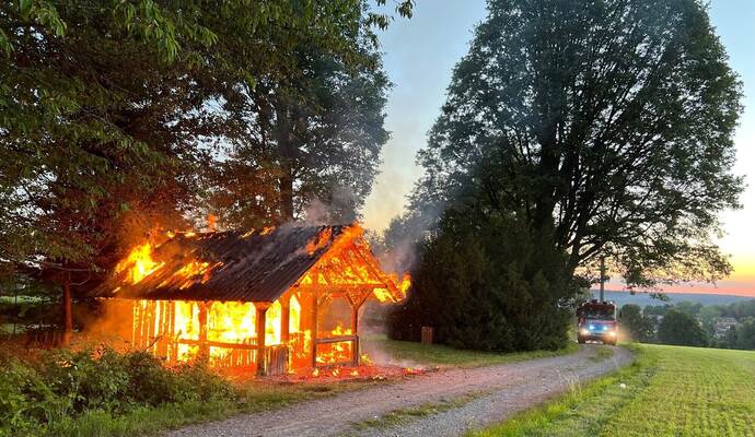 Die Hütte steht am Dienstagmorgen lichterloh in Flammen. Die Hütte steht am Dienstagmorgen lichterloh in Flammen.