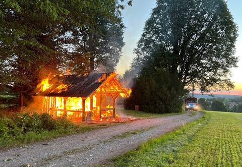 Die Hütte steht am Dienstagmorgen lichterloh in Flammen.