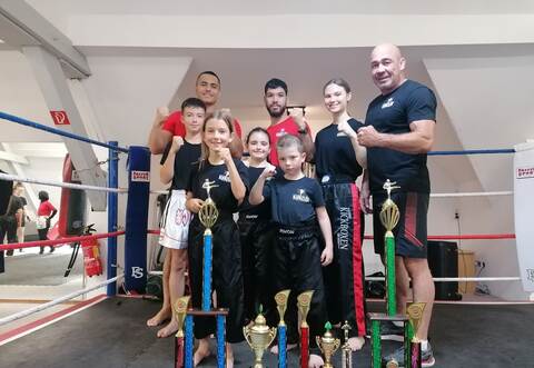 Erfolgreich bei den German Open: Trainer Peter Zivojinovic, Ugur Ögut, Viktoria Weißgerber, Trainer Alexander Künzler (hintere Reihe von links), Quentin Klink, Medina Scheffold, Selina Yilmaz, Thilo Bönsel (vordere Reihe von links).