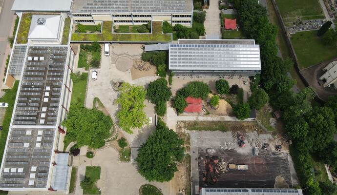 Auf dem alten Kleinspielfeld entsteht das neue Bauwerk.