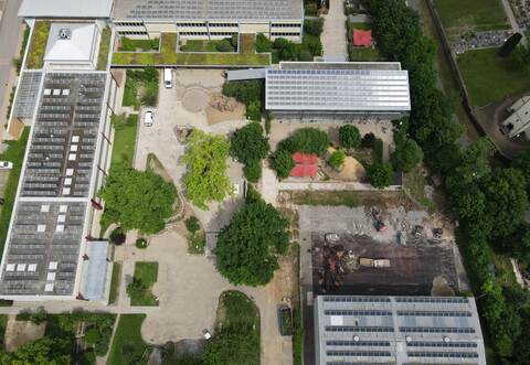 Auf dem alten Kleinspielfeld entsteht das neue Bauwerk.