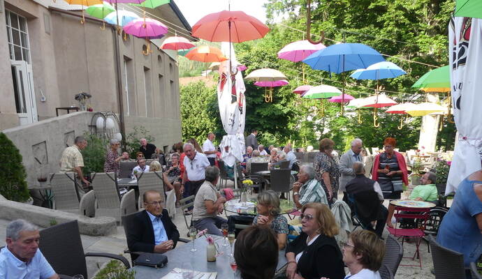 Frohe Gesichter beim Sektempfang auf der Terrasse des Kurhauses als Auftakt zur Städtepartnerschafts-Jubiläumsfeier zwischen Bad Wildbad und dem französischen Cogolin. Frohe Gesichter beim Sektempfang auf der Terrasse des Kurhauses als Auftakt zur Städtepartnerschafts-Jubiläumsfeier zwischen Bad Wildbad und dem französischen Cogolin.