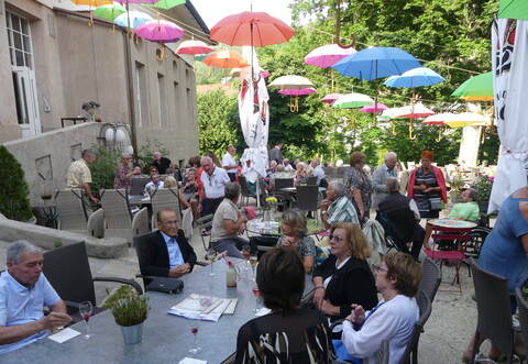 Frohe Gesichter beim Sektempfang auf der Terrasse des Kurhauses als Auftakt zur Städtepartnerschafts-Jubiläumsfeier zwischen Bad Wildbad und dem französischen Cogolin.