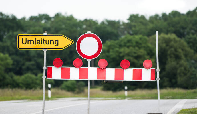 Die Bundesstraße 463 zwischen Ortsausgang Bad Liebenzell und Unterreichenbach wird voraussichtlich bis Mitte August gesperrt sein. Die Bundesstraße 463 zwischen Ortsausgang Bad Liebenzell und Unterreichenbach wird voraussichtlich bis Mitte August gesperrt sein.