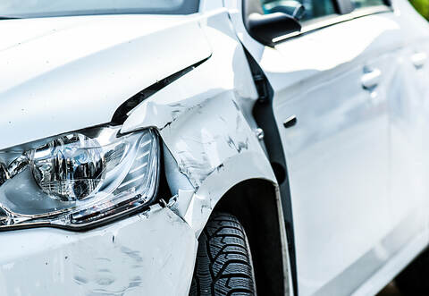 Im Bereich des Rathausplatzes prallte der Jugendliche gegen ein Gebäude.