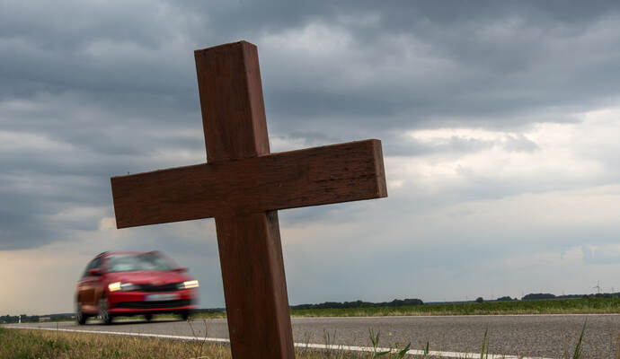 Holzkreuz am StraÃŸenrand