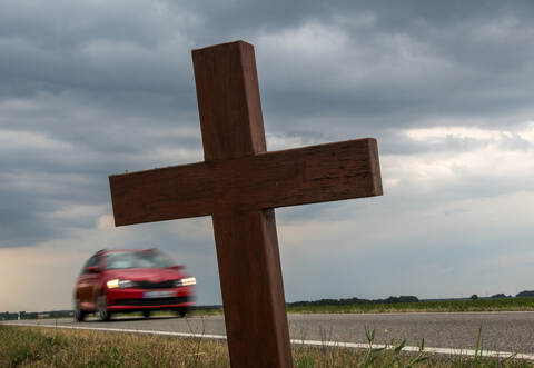 Holzkreuz am StraÃŸenrand