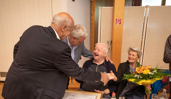 Ex-Präsident Klaus Hilpp und Bezirksvorsitzender Artur Hagius gratulieren Dieter Bodemer, Blumen gab es für Ehefrau Elke (von links). Ex-Präsident Klaus Hilpp und Bezirksvorsitzender Artur Hagius gratulieren Dieter Bodemer, Blumen gab es für Ehefrau Elke (von links).