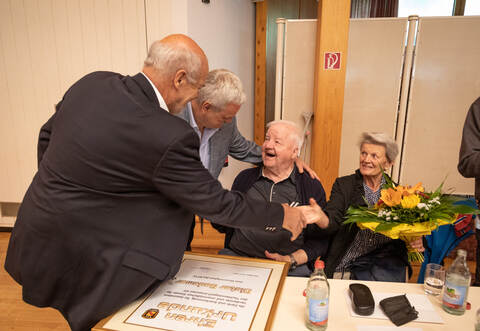 Ex-Präsident Klaus Hilpp und Bezirksvorsitzender Artur Hagius gratulieren Dieter Bodemer, Blumen gab es für Ehefrau Elke (von links).