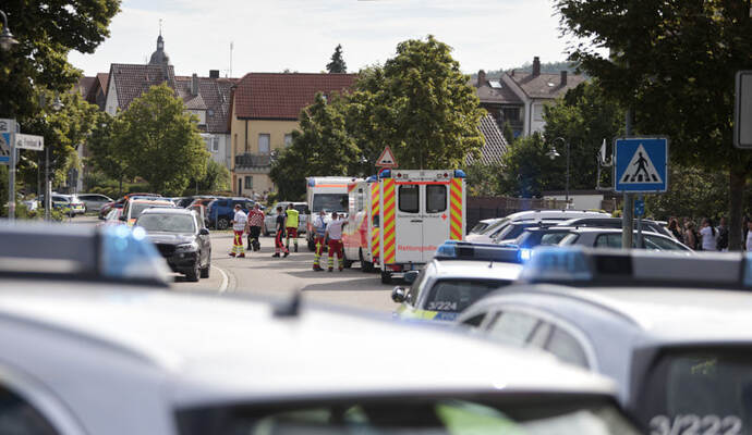 Ein Großaufgebot an Rettungskräften ist am Donnerstag vor Ort in Niefern. Hintergrund: Eine Bedrohungslage an einer Schule.