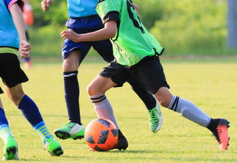 Beim Sportfest in Göbrichen jagen am Wochenende Jung und Alt dem runden Leder hinterher.