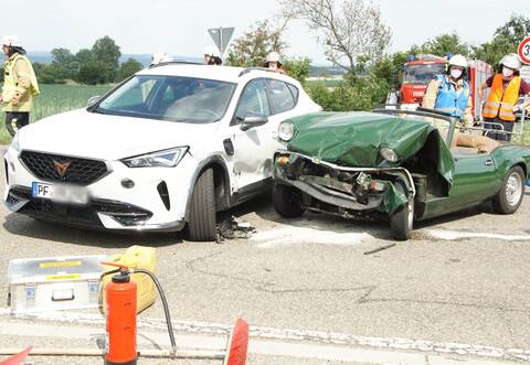 Ein Oldtimer ist am Donnerstagnachmittag auf der Landstraße zwischen Ispringen und Göbrichen mit einem SUV zusammengeknallt.