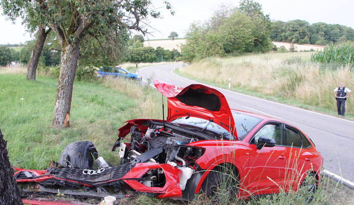 Der rote Audi war nach dem Unfall komplett zerstört.