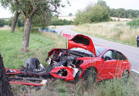 Der rote Audi war nach dem Unfall komplett zerstört.